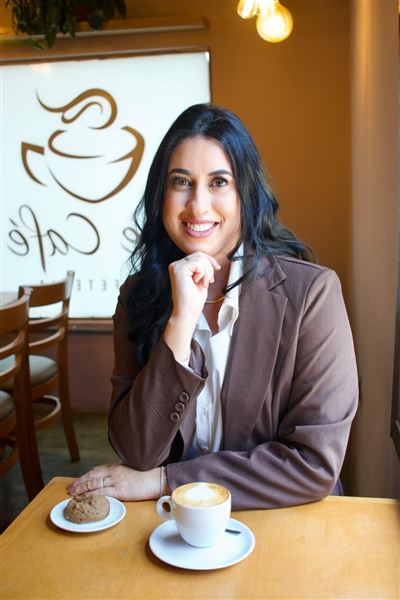 Retrato corporativo de mulher de blazer marrom em um café