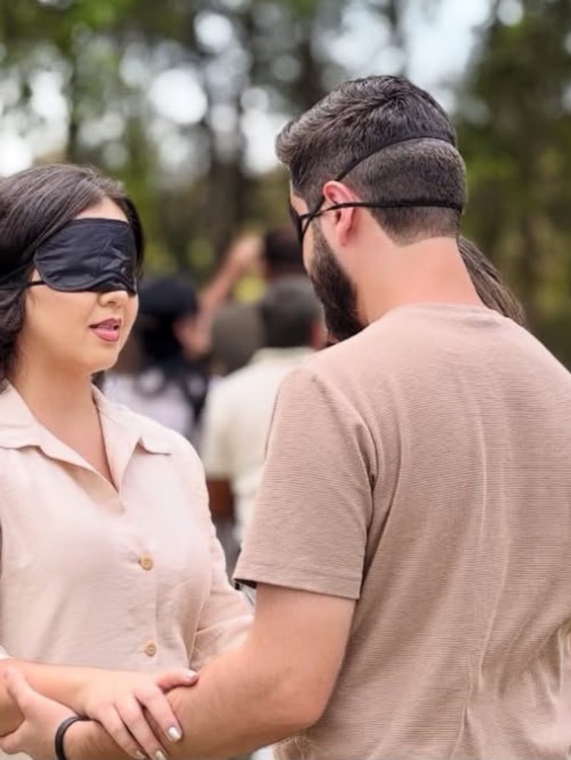 Casal de olhos vendados no chá revelação
