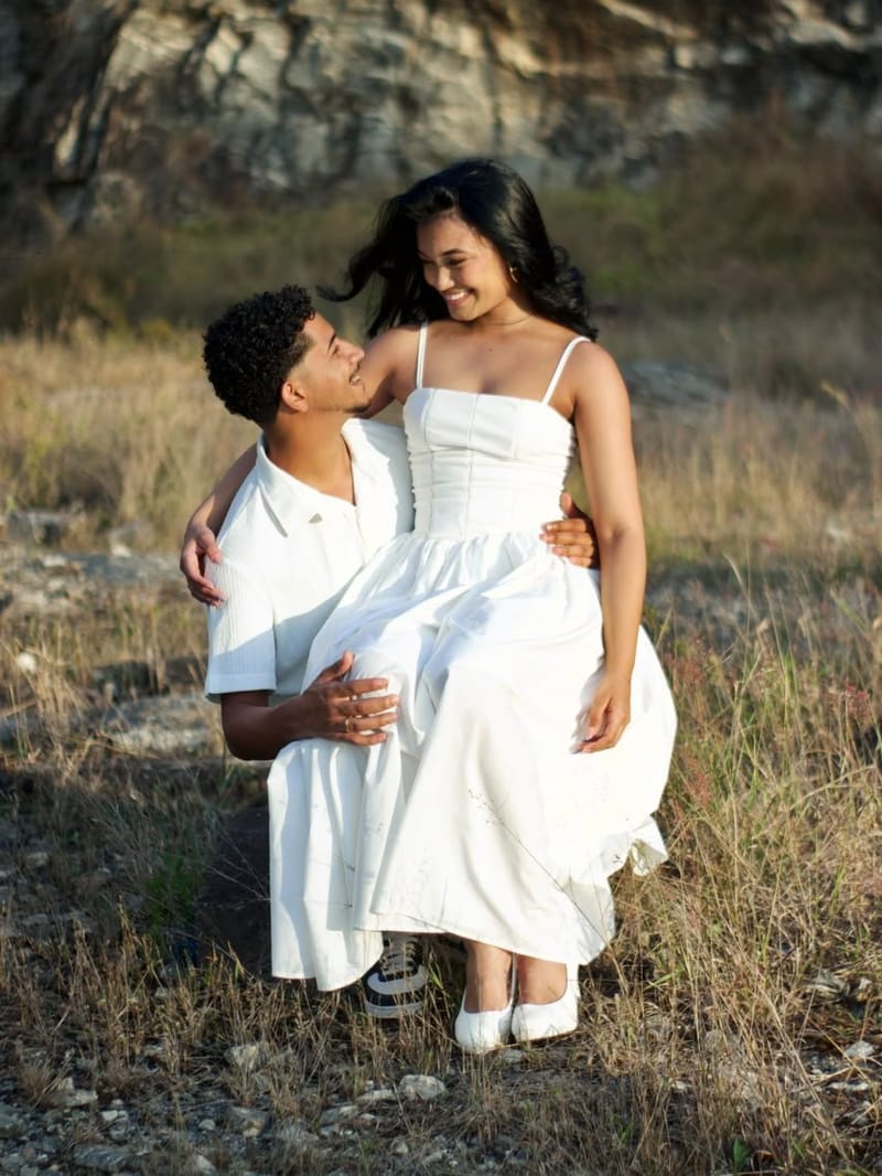 Casal em ensaio ao ar livre ao pôr do sol